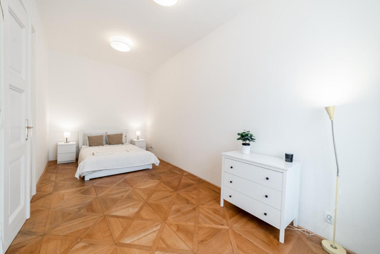 Exclusive Apartment Near Kafka'S Head Prag Eksteriør billede